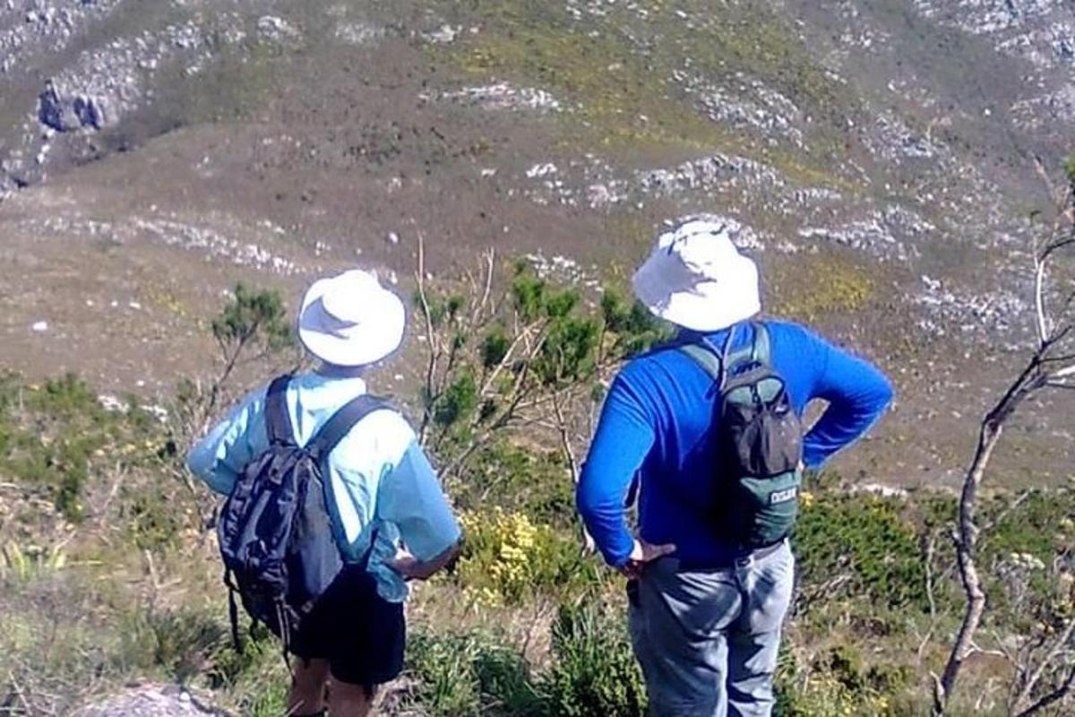 due persone con zaini in piedi su una montagna