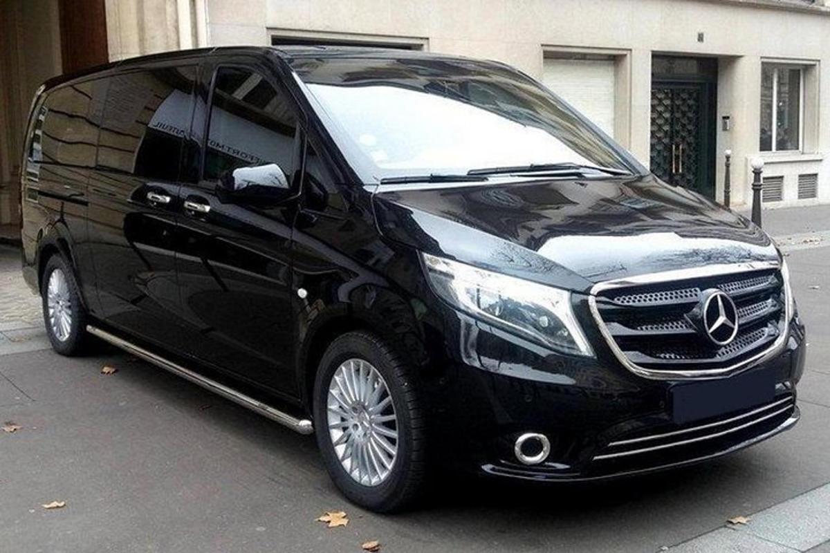 egy fekete Mercedes Benz furgon parkolt az utcán