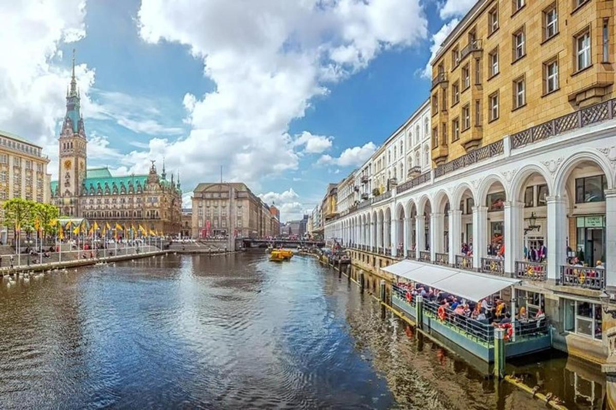 vaade jõele linnas, kus on hooneid