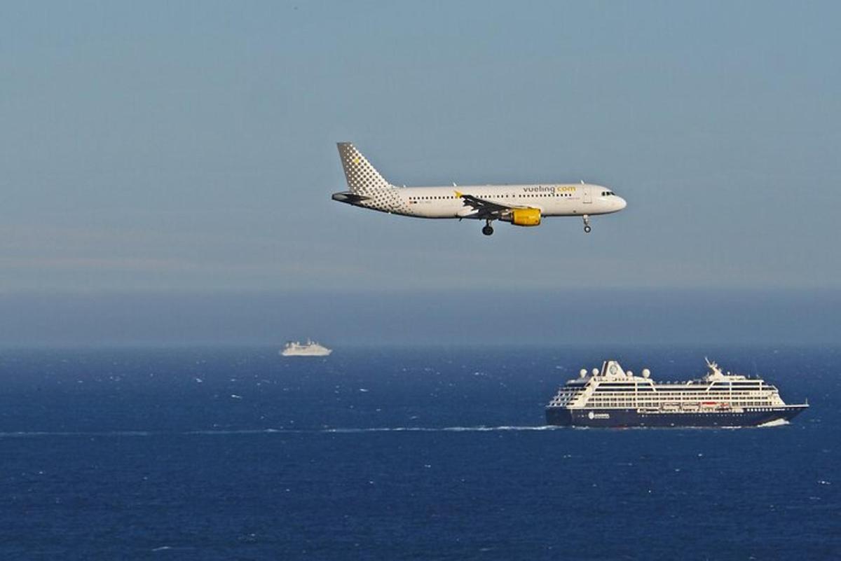 een vliegtuig dat over een cruiseschip in de oceaan vliegt