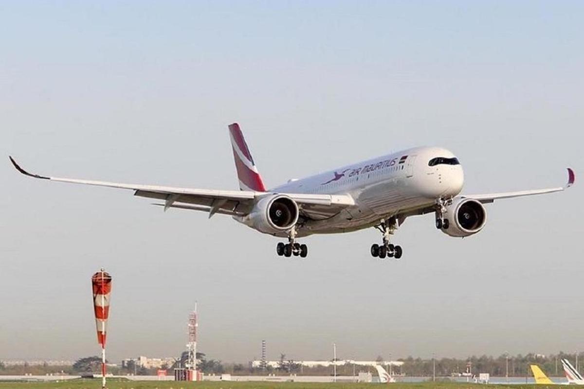 Un avión está despegando de una pista del aeropuerto.