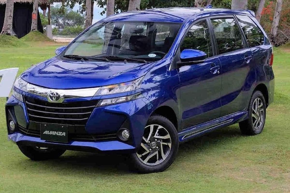 синій Toyota Fortuner, припаркований на траві