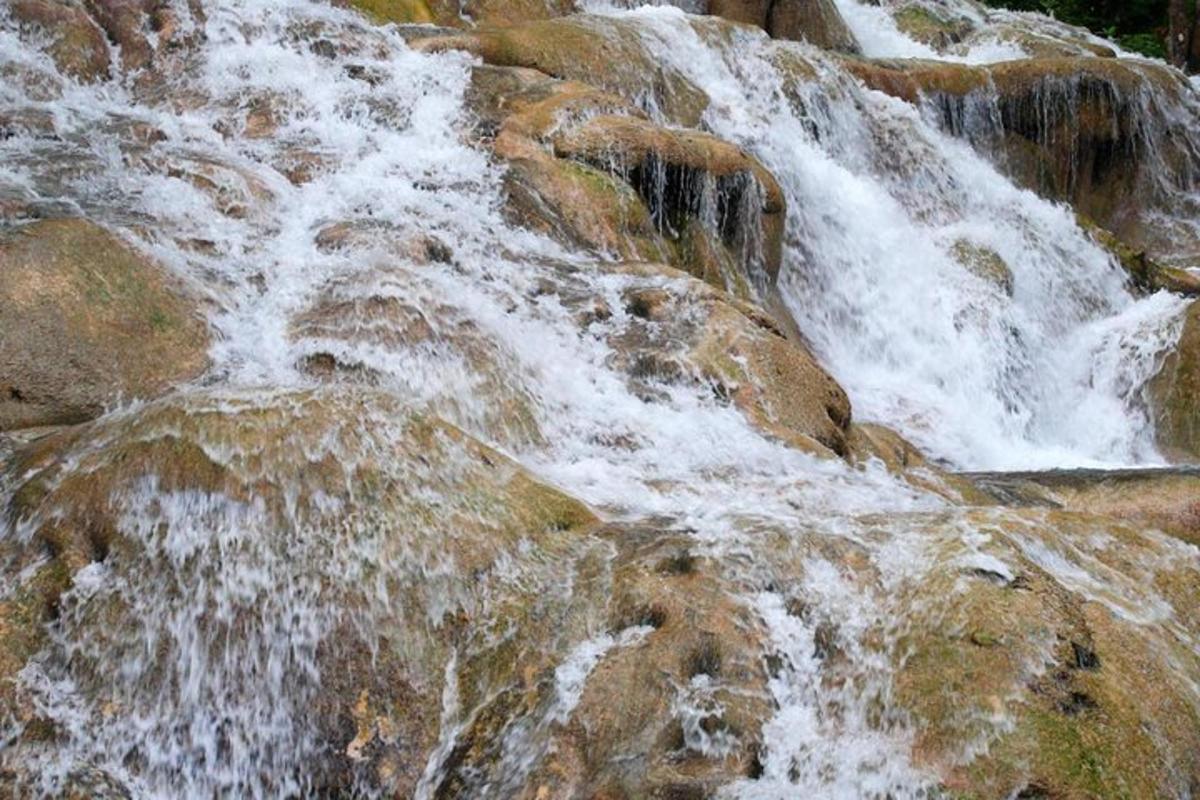 um close de uma cachoeira em uma rocha