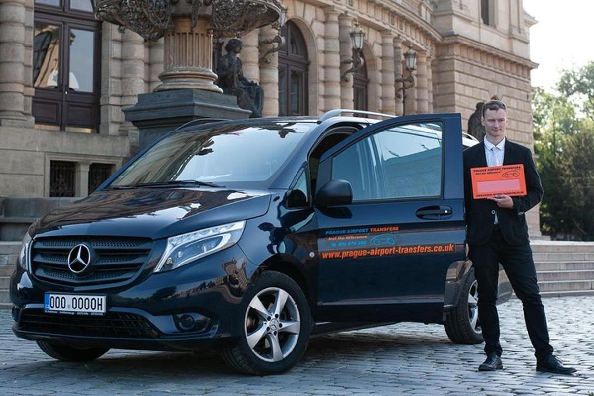 un home està dret davant d'un cotxe