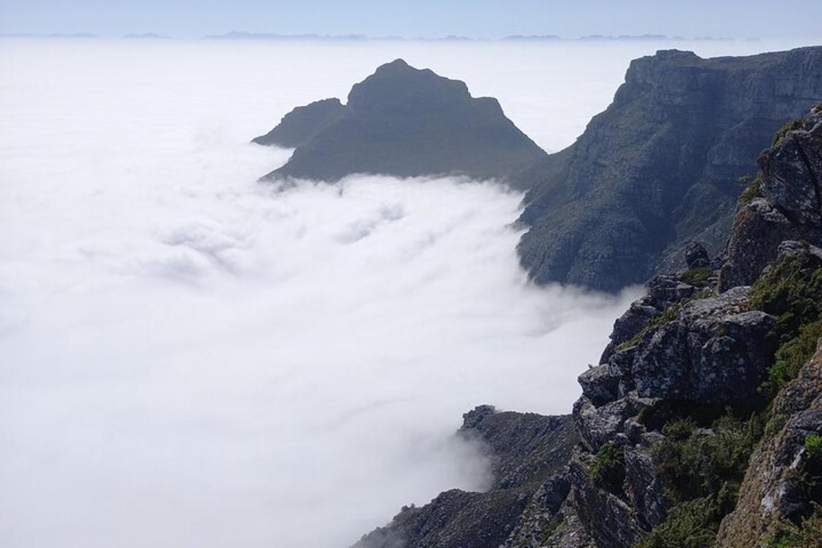 uma vista de uma cadeia de montanhas com nuvens