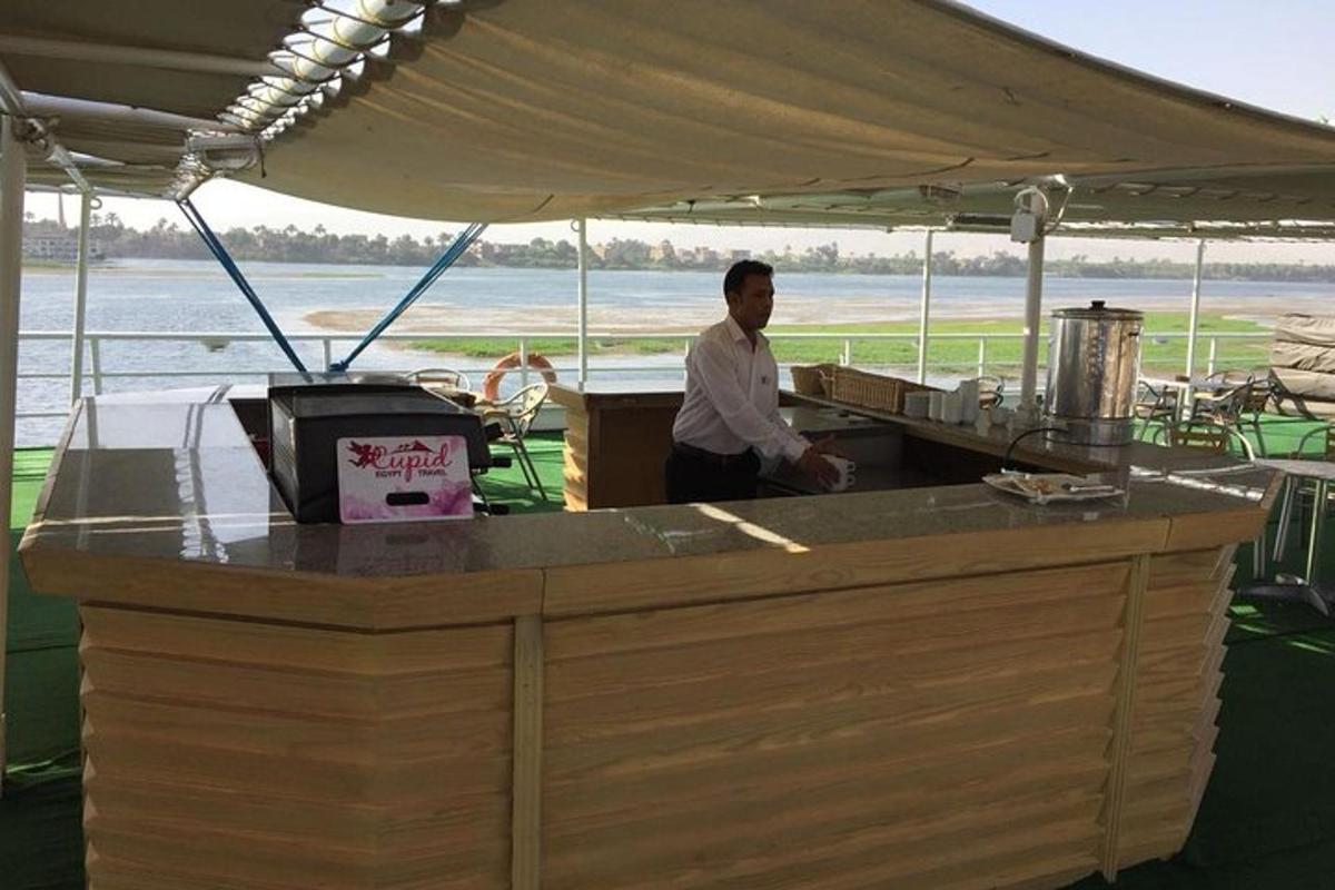 seorang lelaki berdiri di bar di bawah khemah