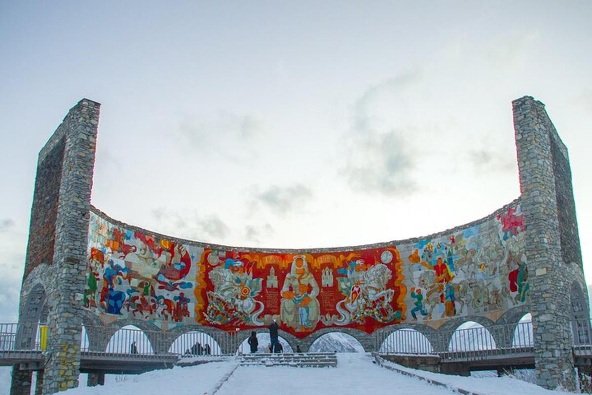 un gran mural al costat d'un edifici
