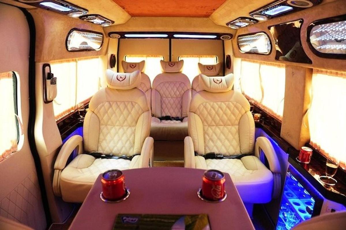 一辆货车，后面有两张桌子和椅子