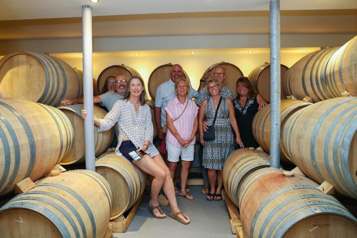 un grup de oameni care stăteau într-o pivniță de vinuri