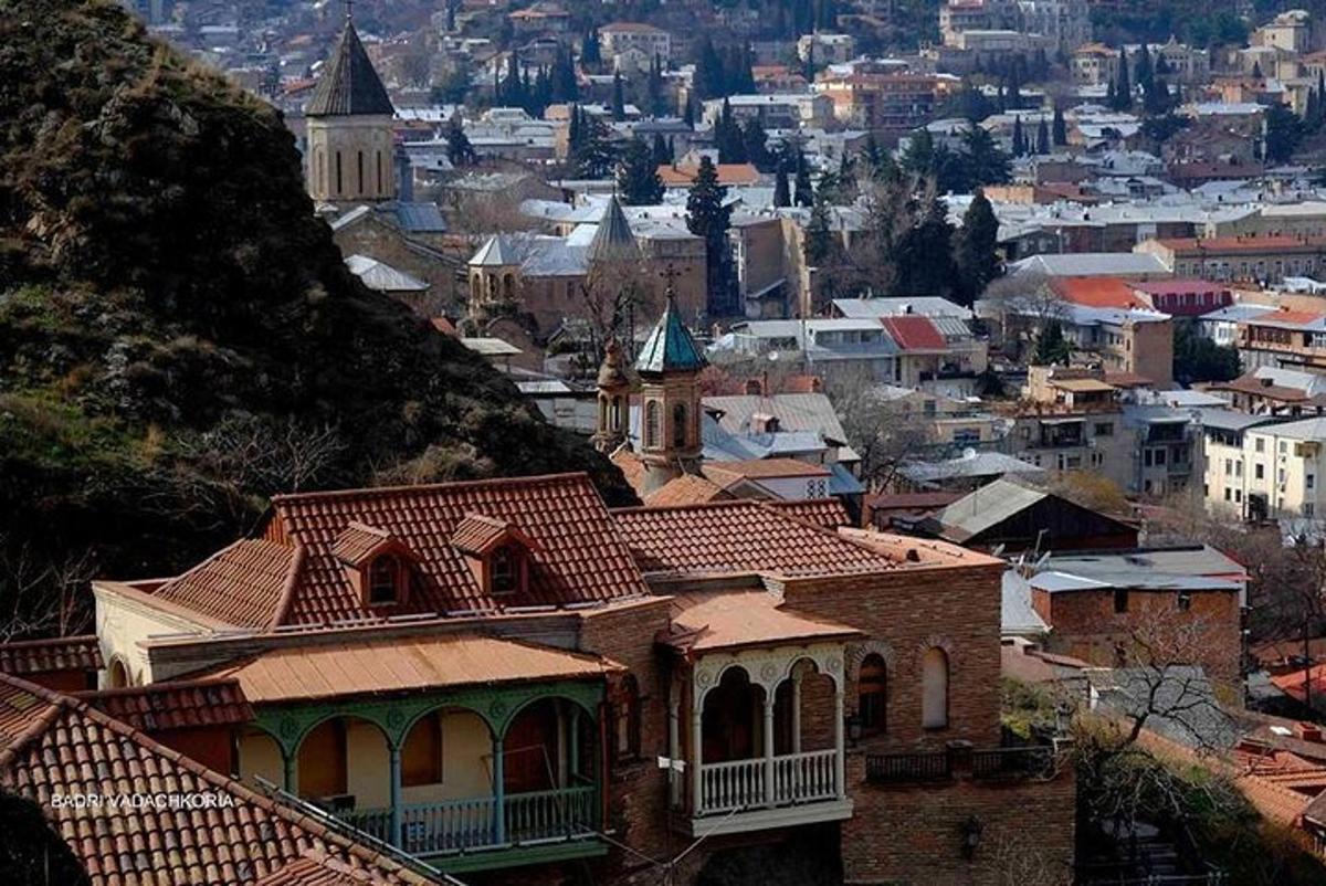 una vista di una città da una collina