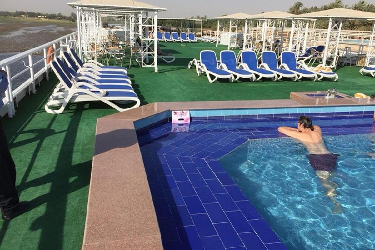 un uomo in una piscina su una nave da crociera