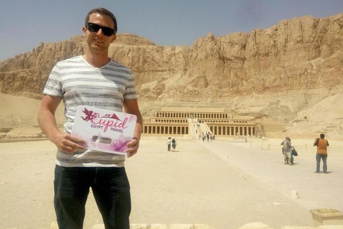 un uomo in piedi davanti a un edificio nel deserto