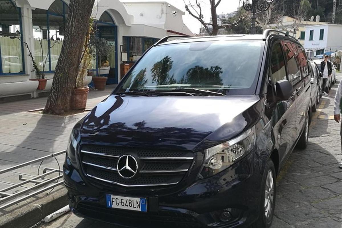 o mașină neagră parcată pe marginea străzii
