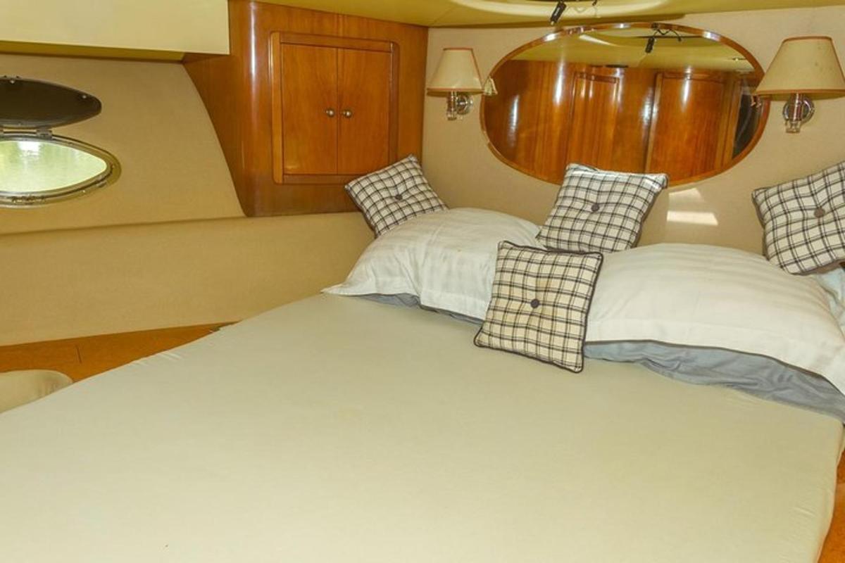 une chambre avec un lit avec des oreillers dessus