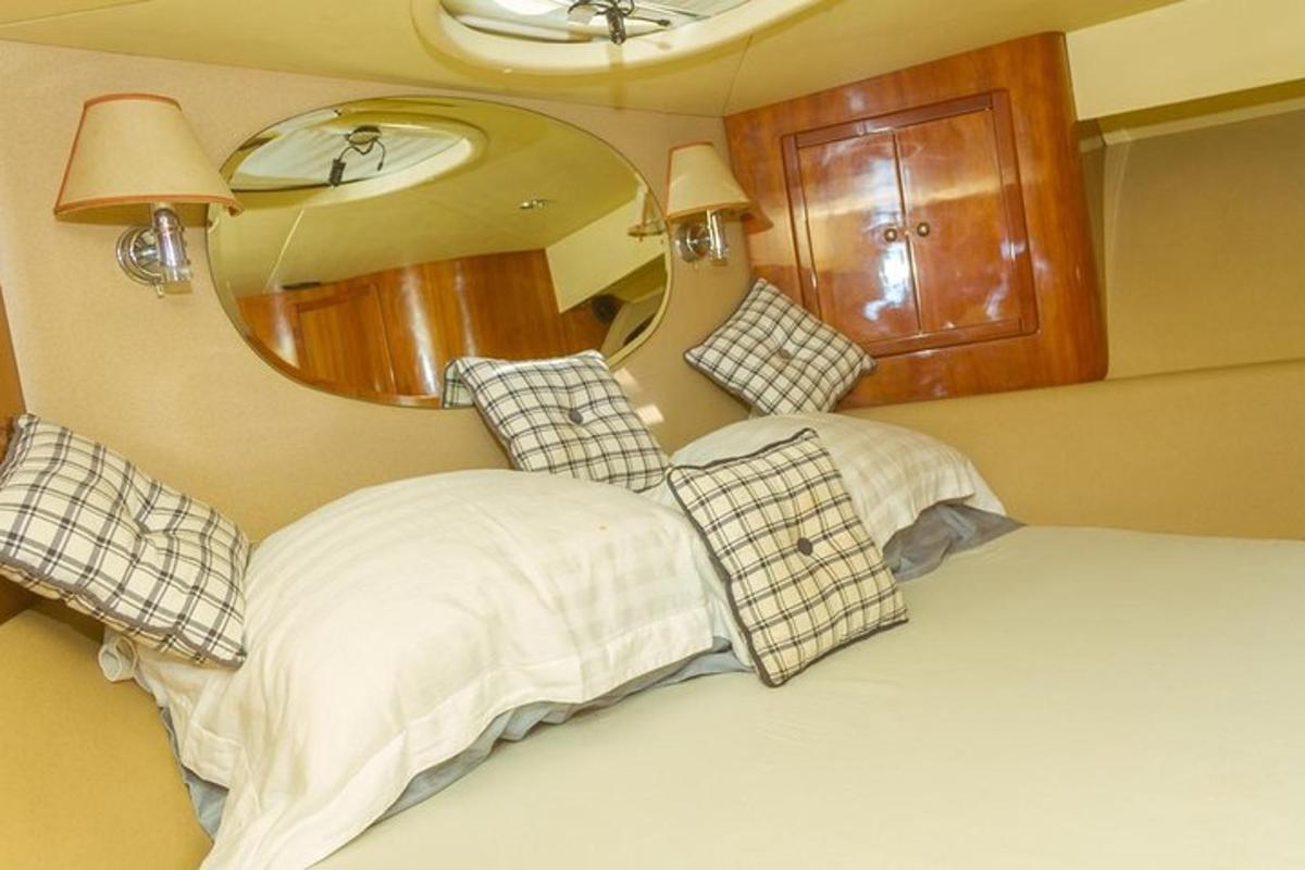 une chambre avec un lit avec des oreillers et un miroir
