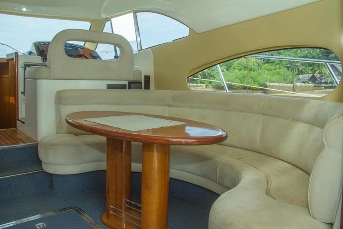 une table et un canapé à l'arrière d'un bateau