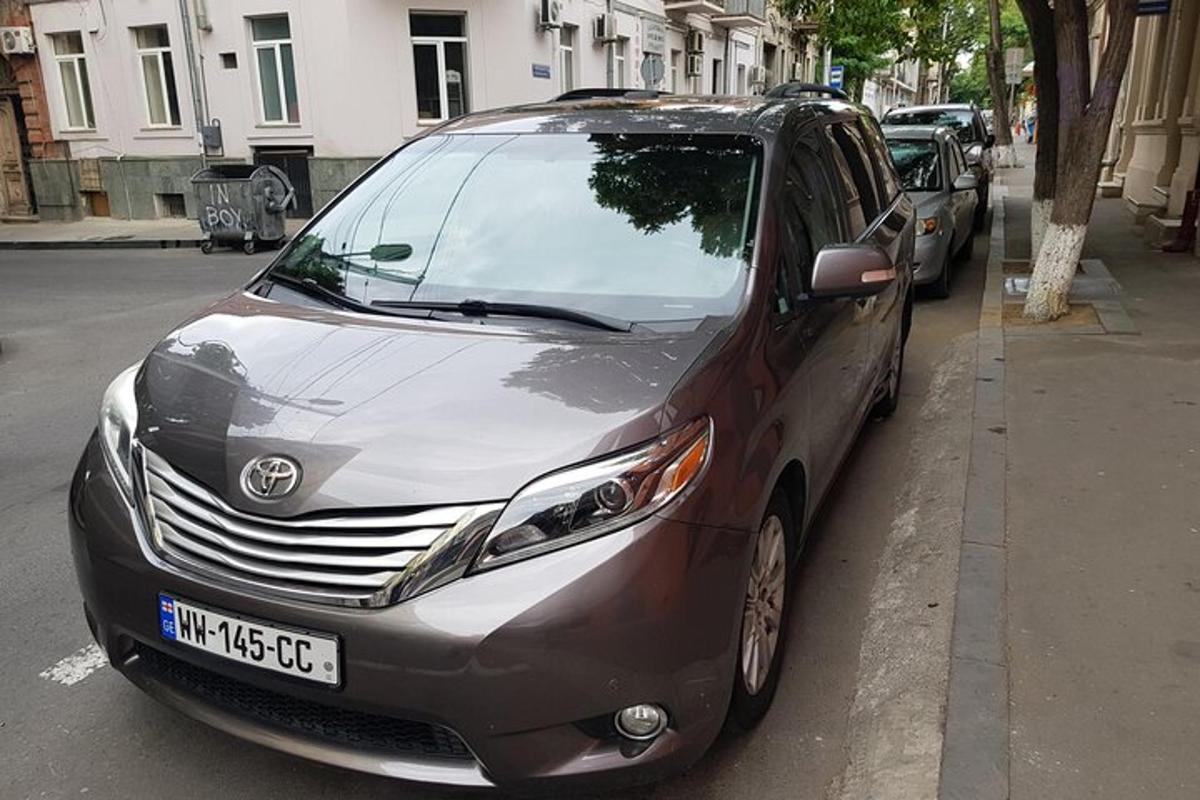 automobilis, pastatytas gatvės pakraštyje