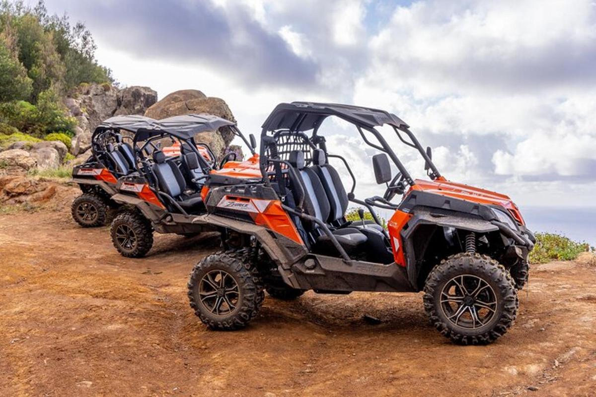 흙밭 위에 주차된 두 대의 ATV