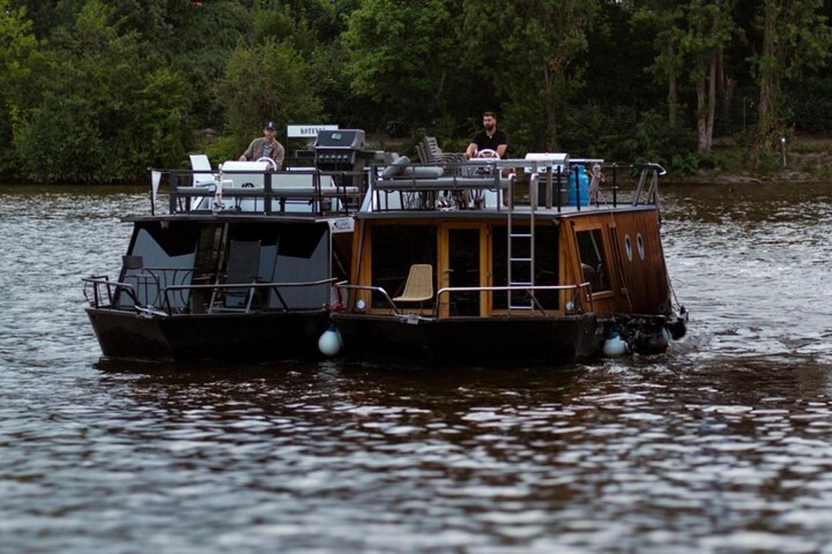 dos personas en un barco en el agua