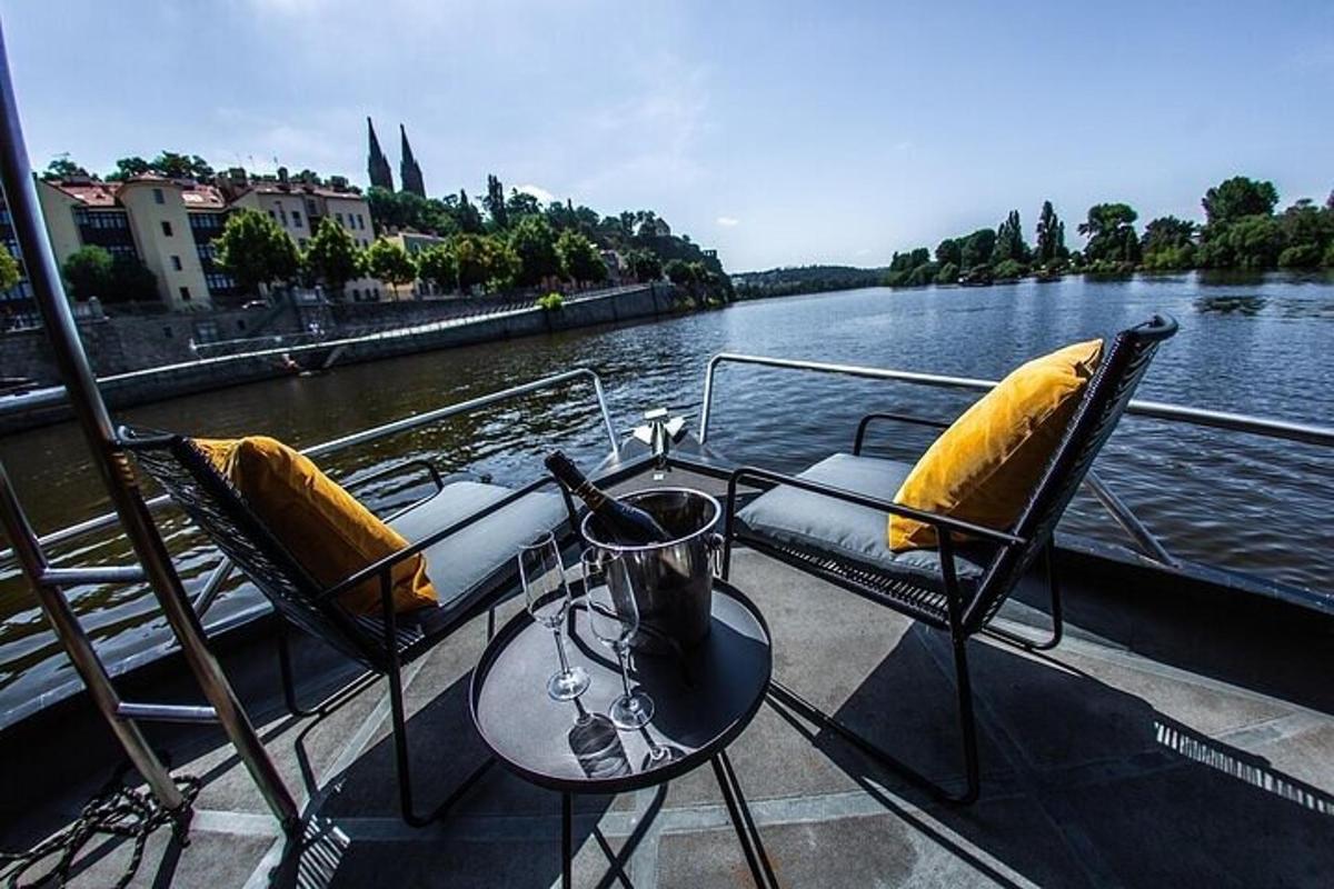 Una mesa y sillas en un barco en un río