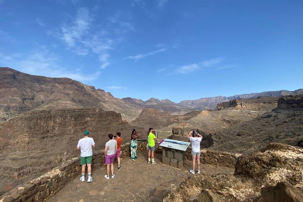 eine Gruppe von Menschen steht am Rand einer Schlucht