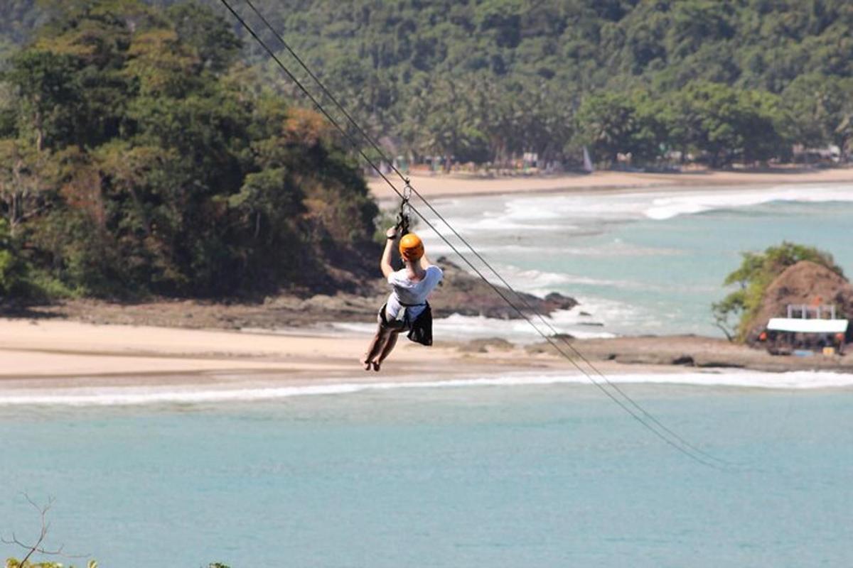 moški lebdi v zraku na plaži