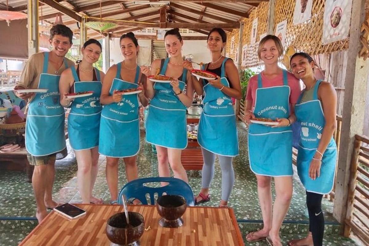 група жінок у синій формі з тарілками з їжею