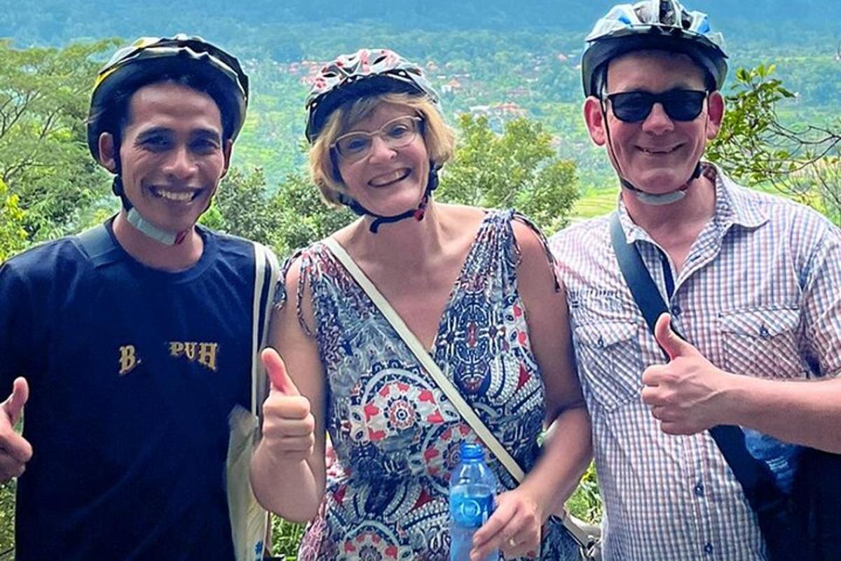 un gruppo di tre persone che fanno il segno del pollice in su