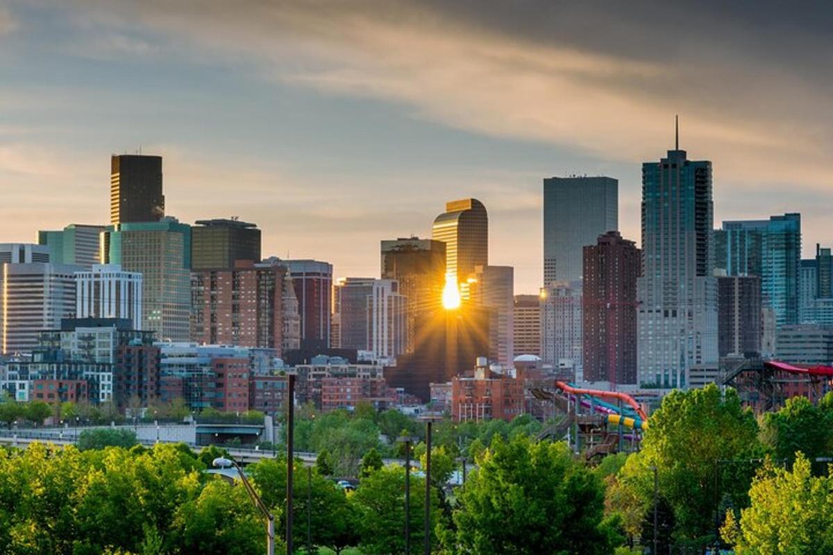 Un horizonte de ciudad con el sol saliendo en el cielo