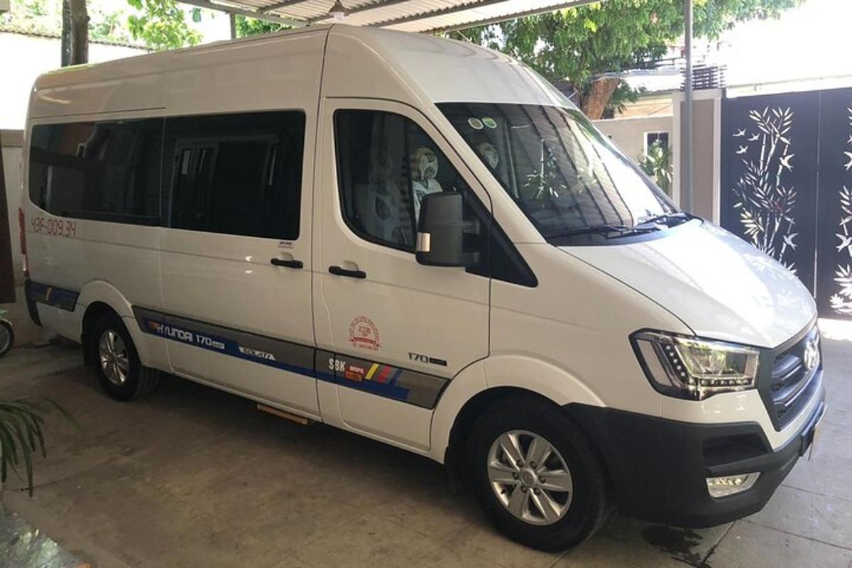 un furgone bianco è parcheggiato in un garage