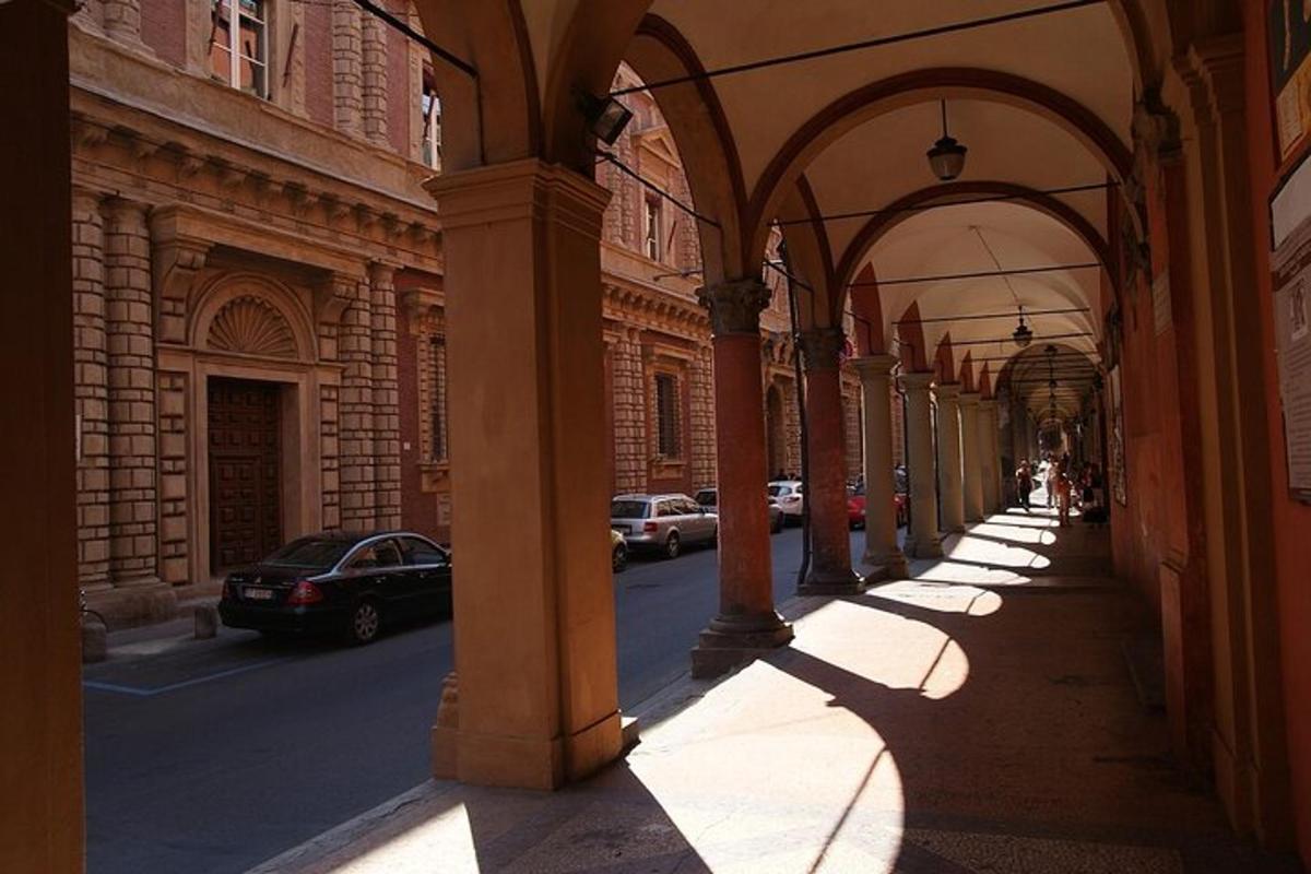 o alee cu arcade și mașini parcate pe o stradă