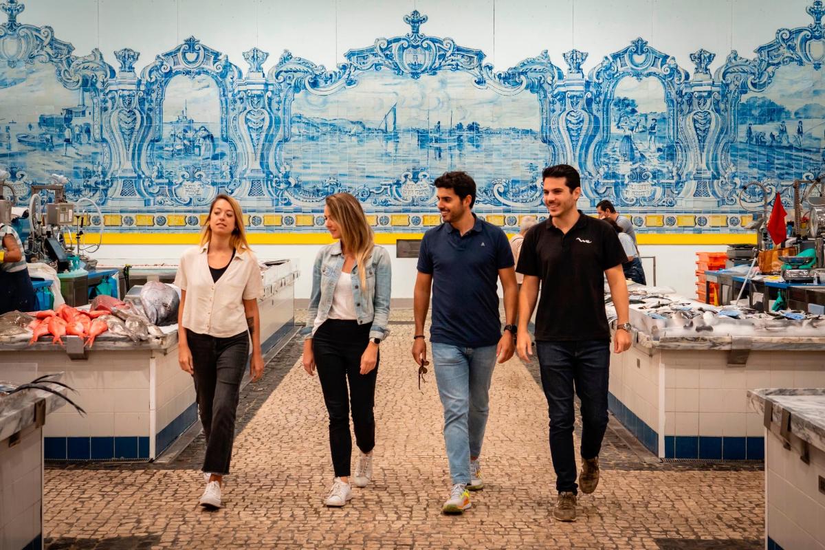 un grup de oameni care merg pe o stradă