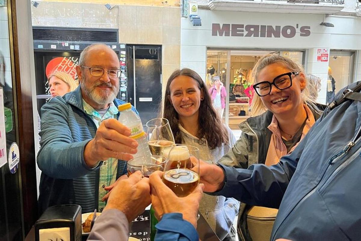 hópur fólks sem heldur á vínglösum