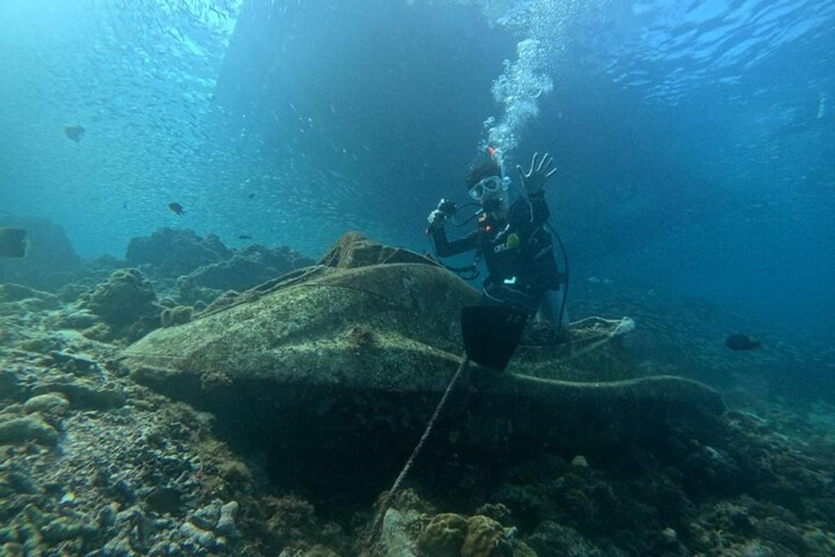 ang isang tao ay nakatayo sa tubig sa isang bahura