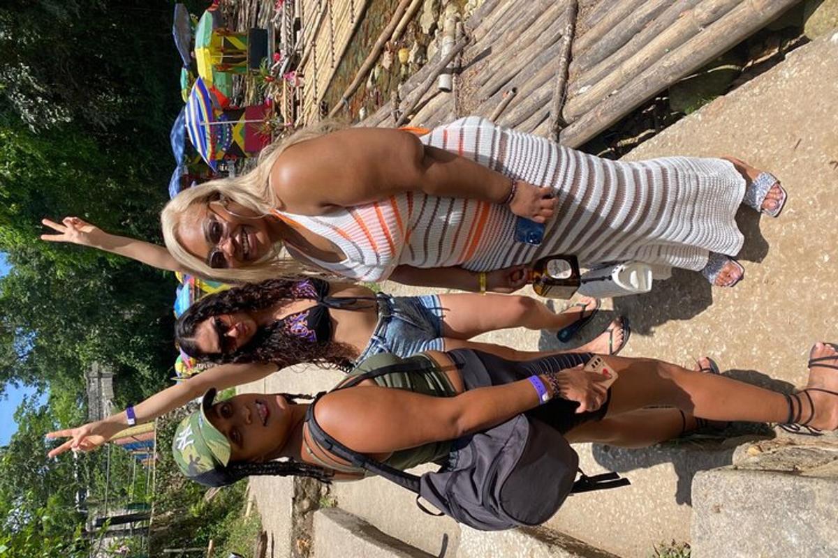 un gruppo di donne in piedi accanto a un edificio
