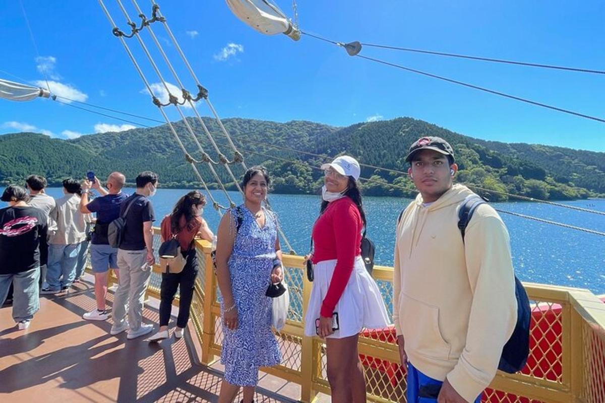 Un grupo de personas de pie al costado de un barco.
