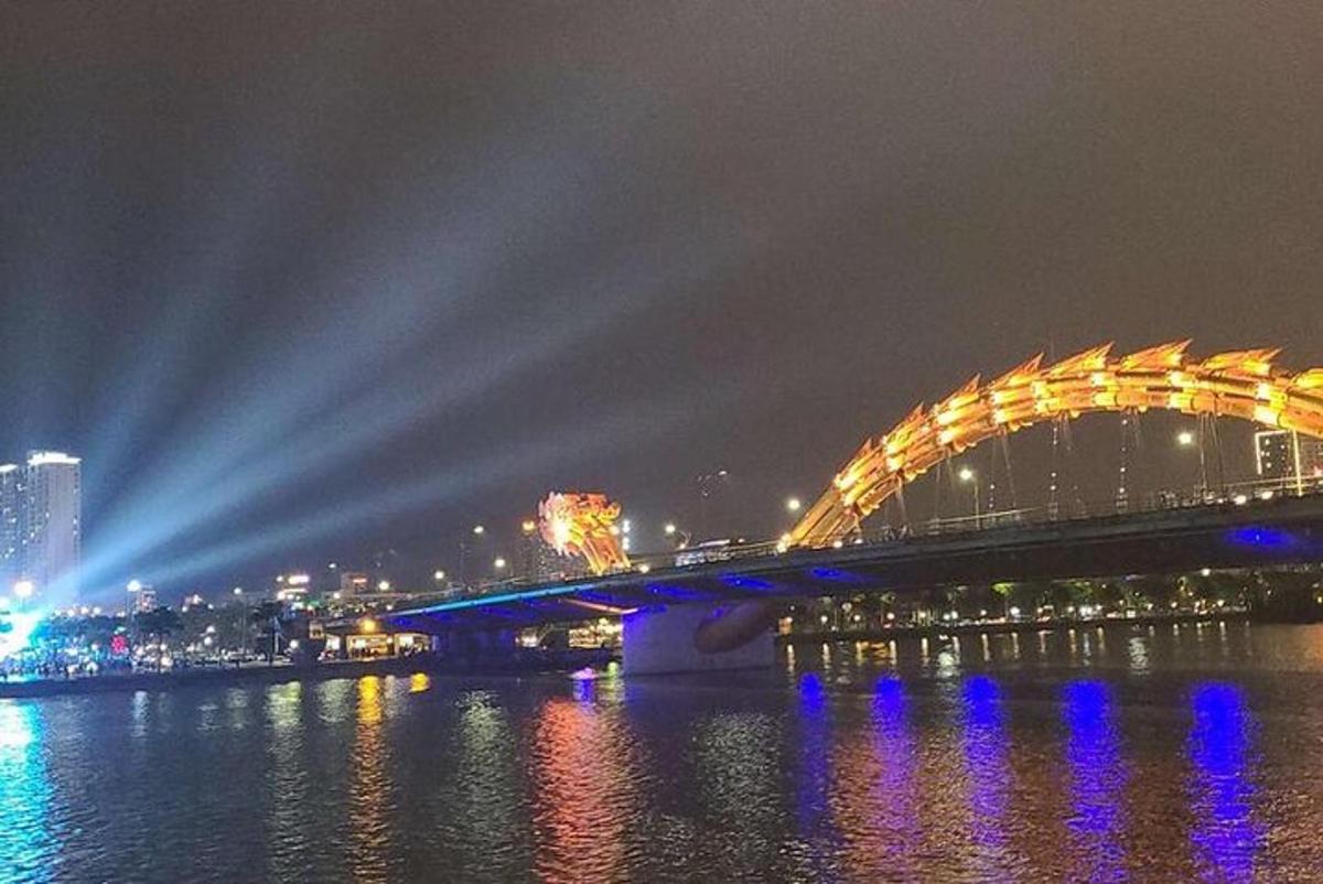 міст через водойму вночі