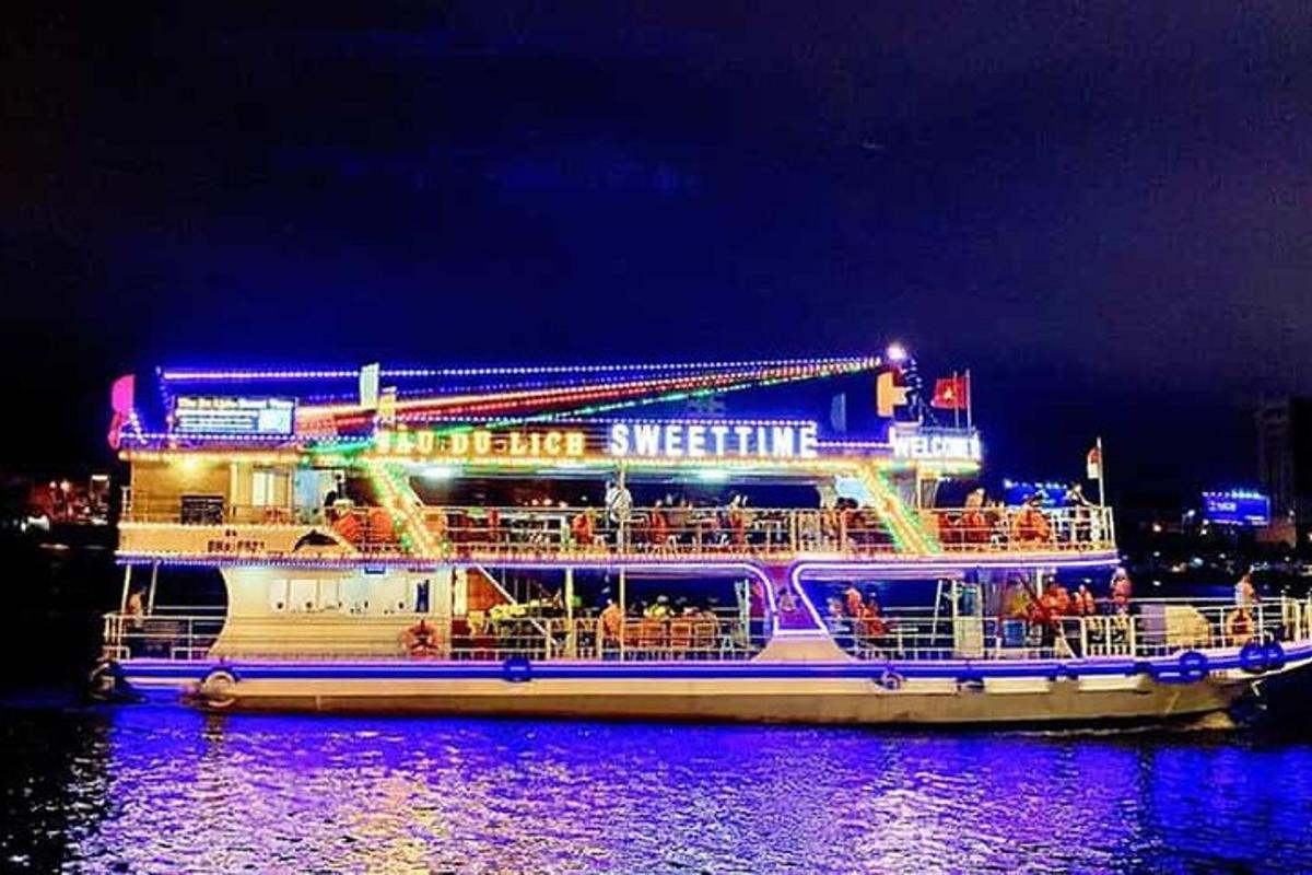 um grande navio de cruzeiro na água à noite