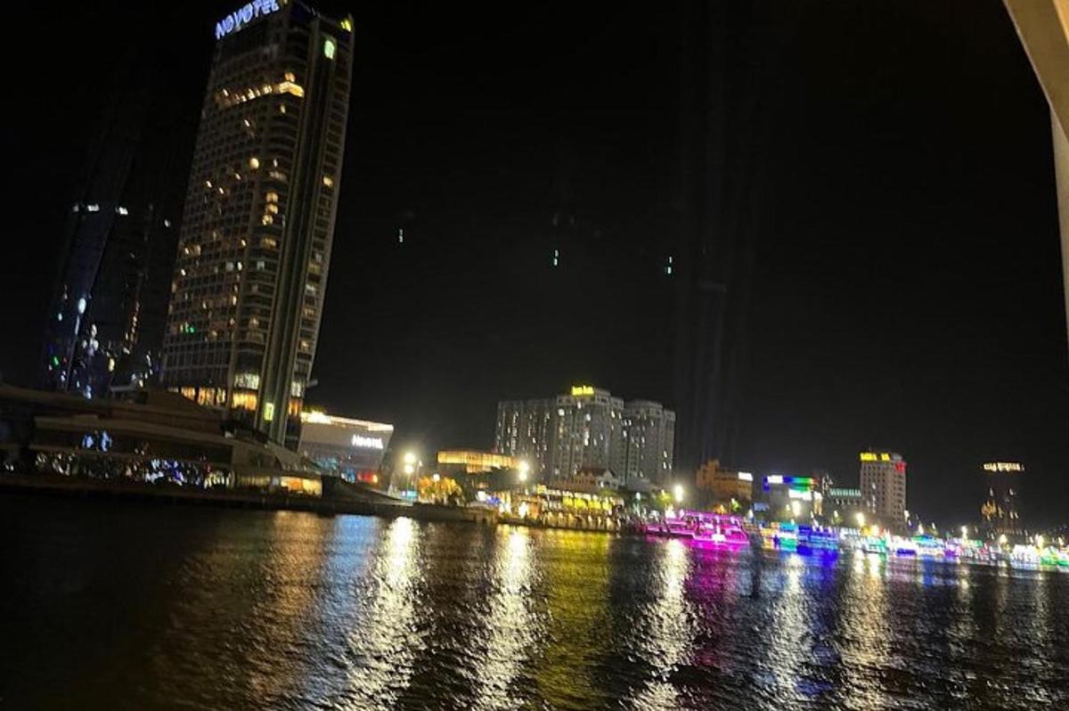 uma vista de uma cidade à noite com luzes