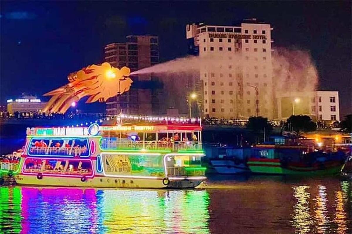 um barco na água com um dragão nele