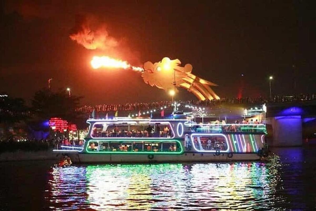 um barco na água à noite