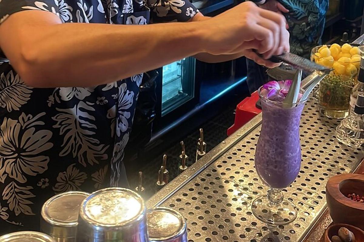 seorang wanita membuat pasu ungu di atas meja