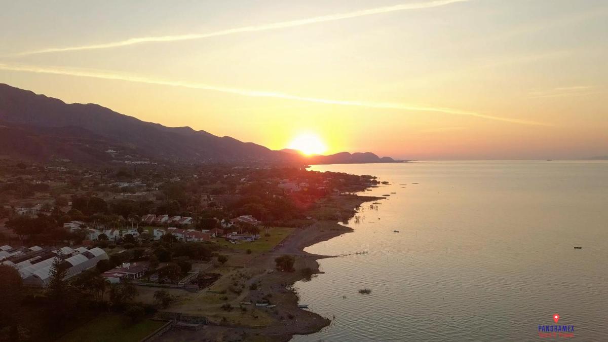 o vedere aeriană a apusului de soare peste apă