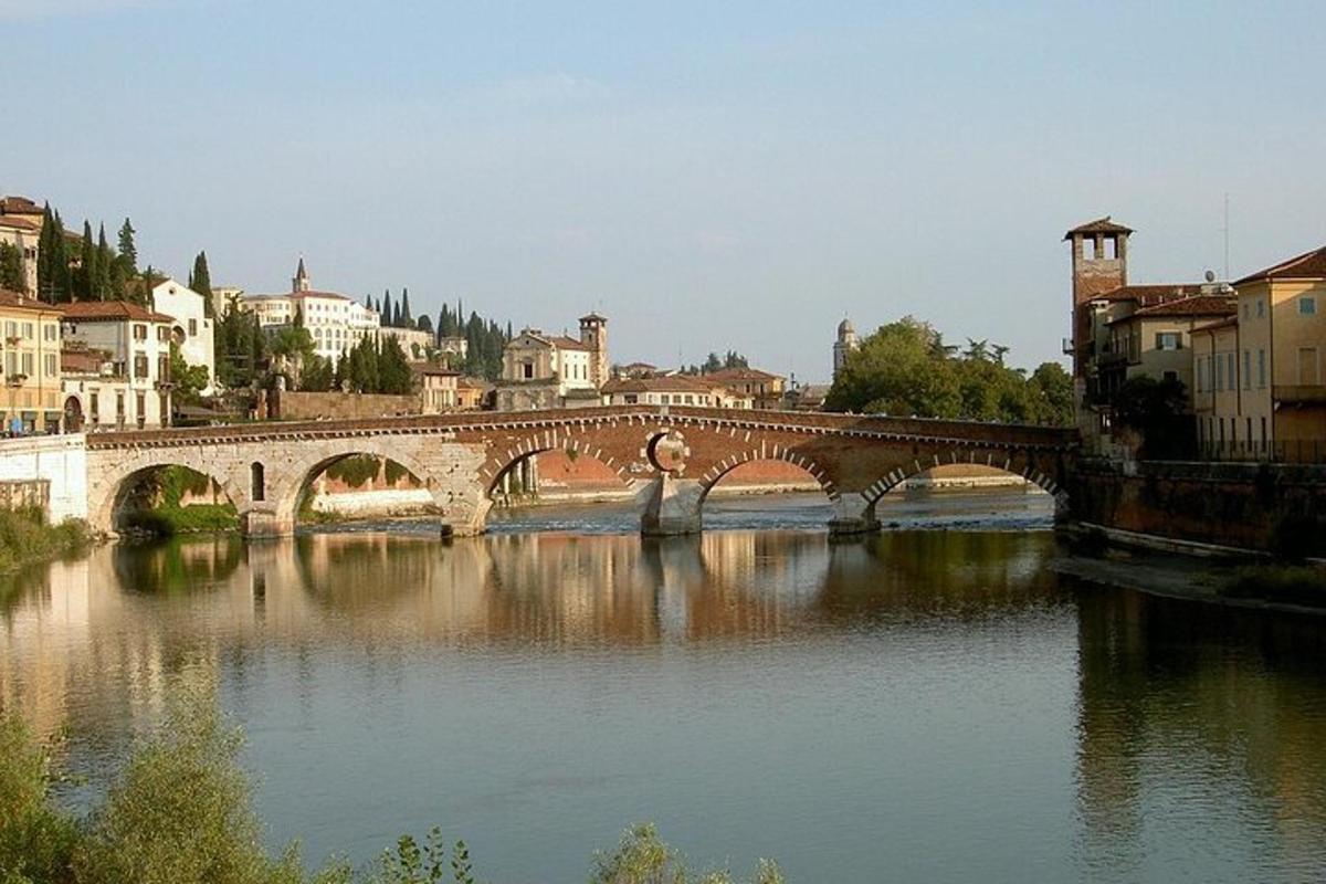 un ponte sopra un fiume in una città