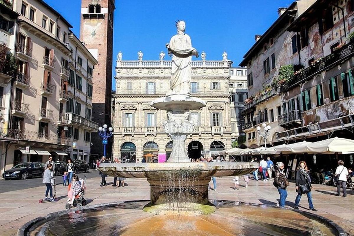 una grande fontana in una città con persone che camminano intorno ad essa