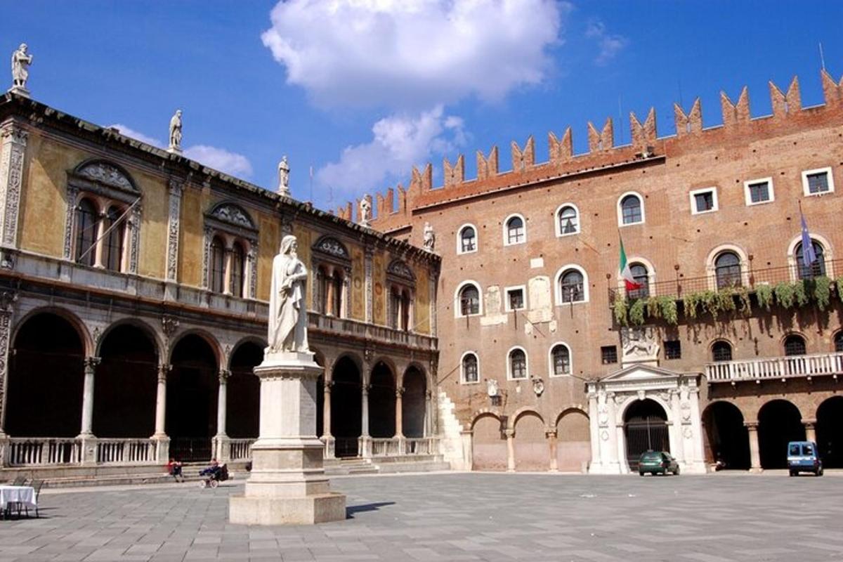 una statua in un cortile di fronte a un edificio