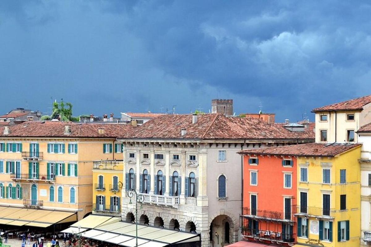 un gruppo di edifici colorati in una città