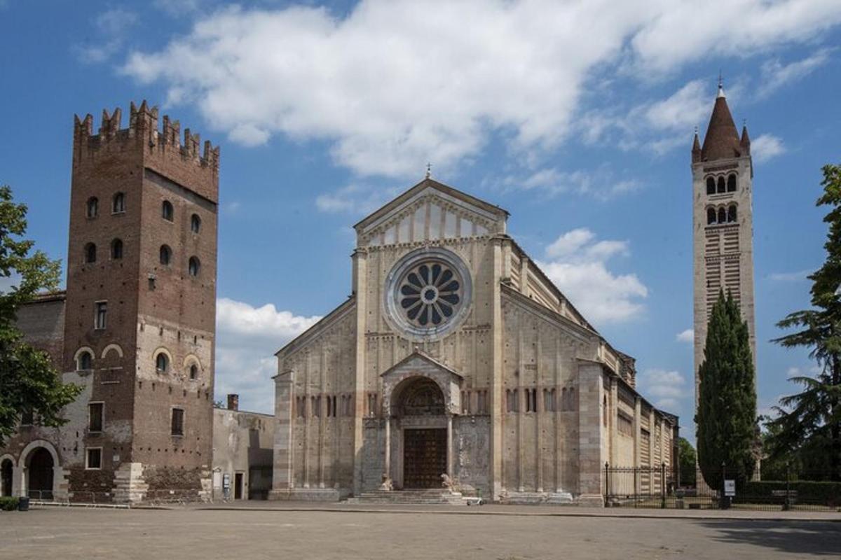una gran catedral amb una torre del rellotge i una església