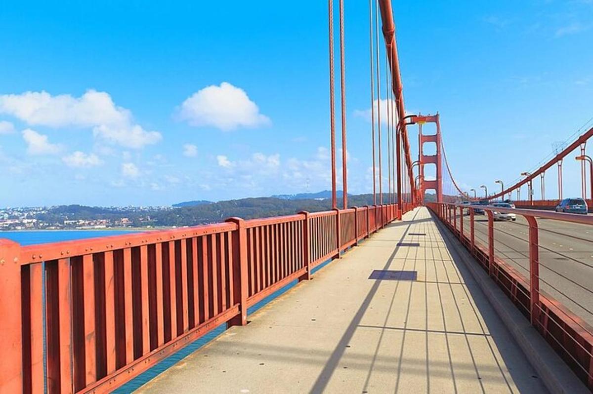 jembatan dengan pagar merah di sampingnya