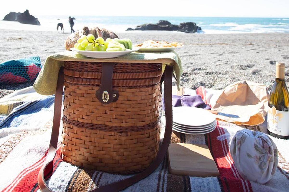uma mesa de piquenique com um prato de frutas na praia